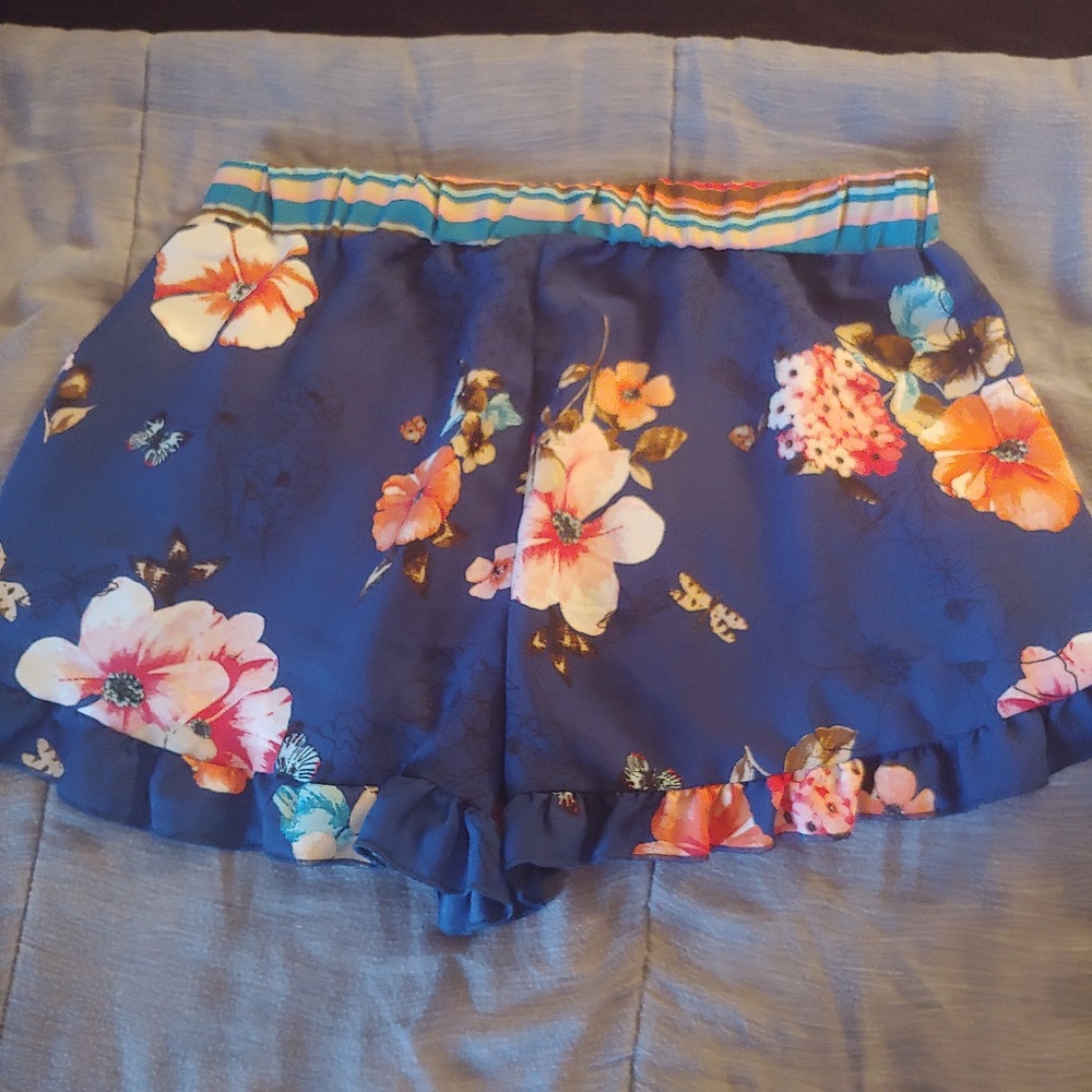 Flower print Shorts with Ruffles - Picture 3 of 3